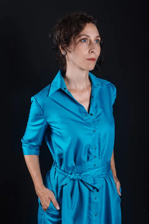 Celá postava Evy v tyrkysové košili