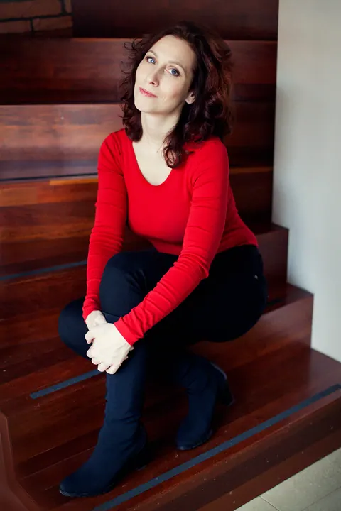 Eva v červeném topu